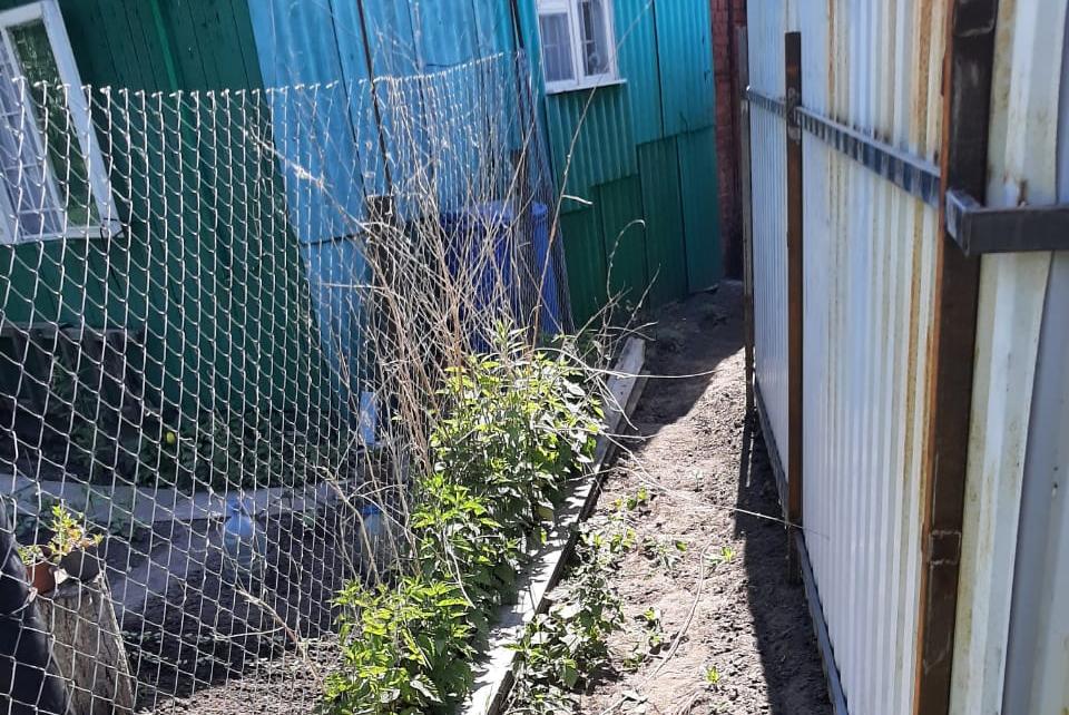 В Нестерове судебные приставы добились переноса забора, затенявшего соседский участок