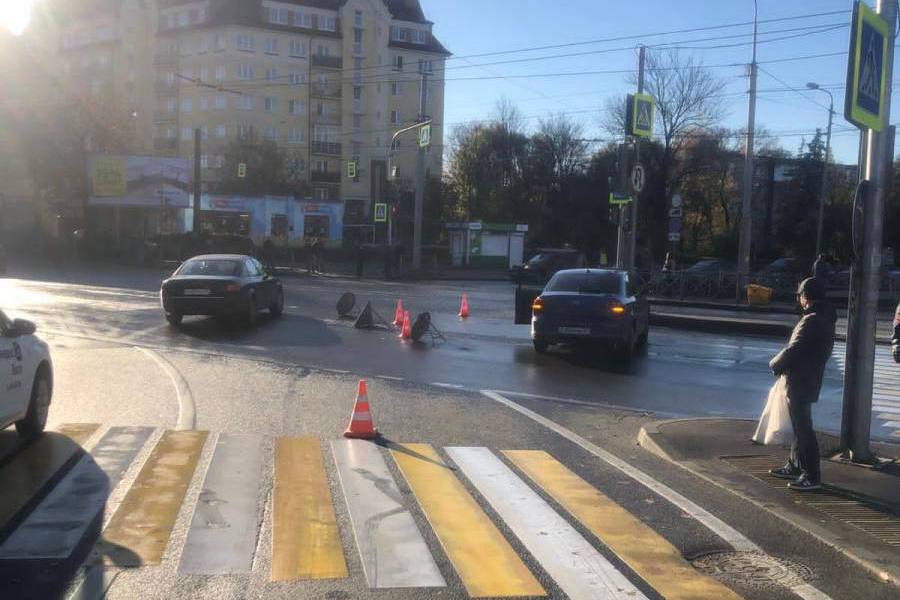 В Калининграде погиб пенсионер, перебегавший дорогу на красный (фото)