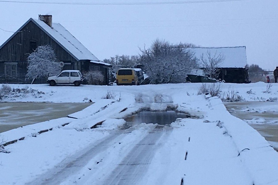 Прокуратура требует привести в порядок понтонный мост, соединяющий поселок под Славском