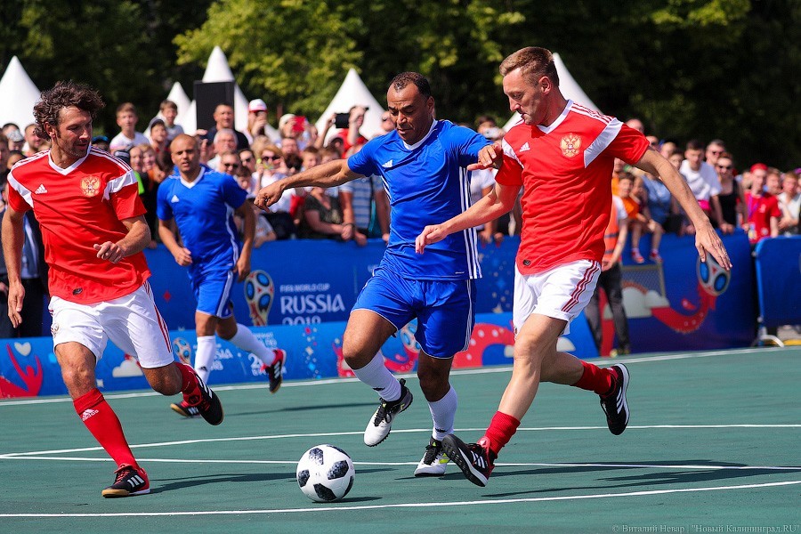 Экс-игроки сборной России по футболу проиграли легендам ФИФА в Калининграде