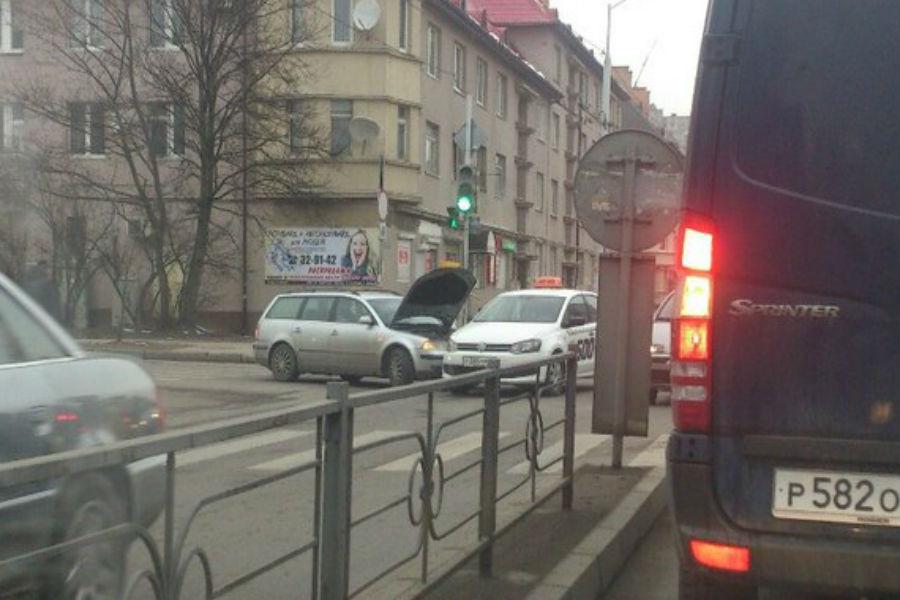 На Горького столкнулись две легковушки, движение затруднено (фото)
