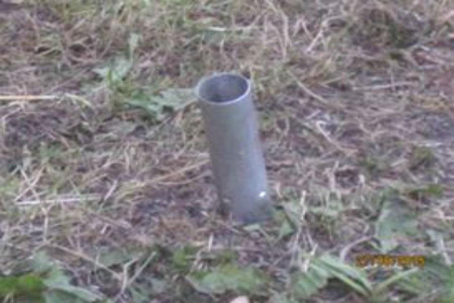 Очевидец: в полуметре от калининградки с неба упала металлическая труба (фото)
