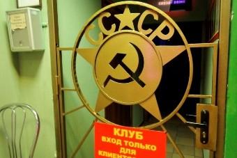 В параллельной вселенной: что происходит на дискотеках «для тех, кому за»