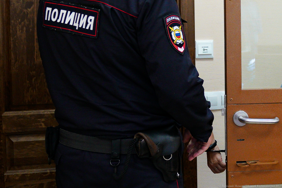 В Калининграде грабители отняли у мужчины пакет с продуктами, ботинки, кепку и куртку