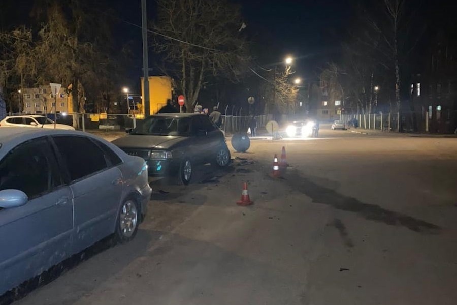 В Советске неизвестный водитель «ударил» стоящее авто, пострадала женщина (фото)