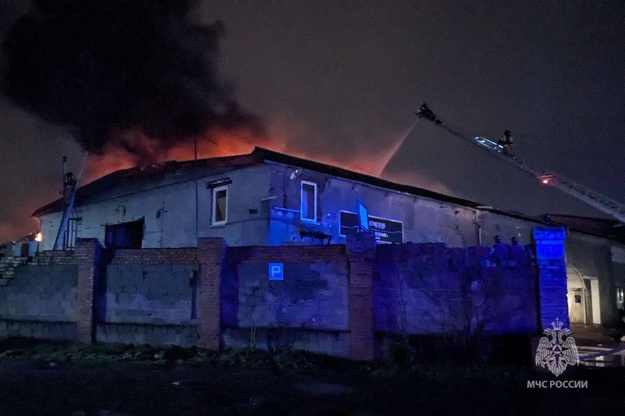 600 квадратных метров огня: в Черняховске горели автомастерские и магазины (фото)