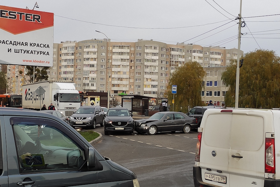 Участники ДТП блокировали ул. Горького (фото)