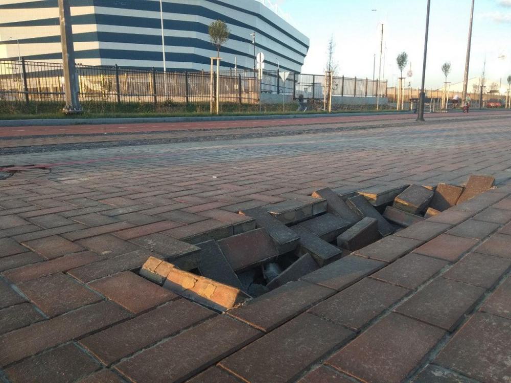 Рольбинов о периодических провалах плитки на Острове: это некритично