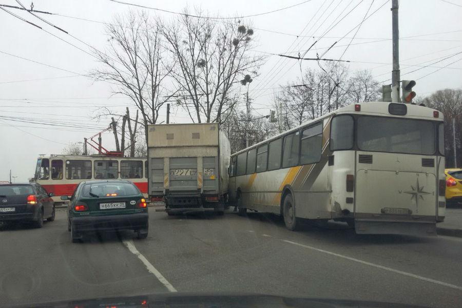 На проспекте Калинина столкнулись грузовик и рейсовый автобус (фото)