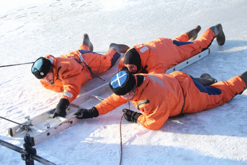 В Калининграде сотрудники МЧС научили казаков спасению на льду (фото)