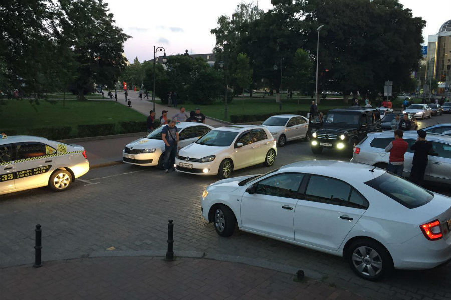 Столкнувшиеся у «Европы» автомобили блокировали движение (фото)