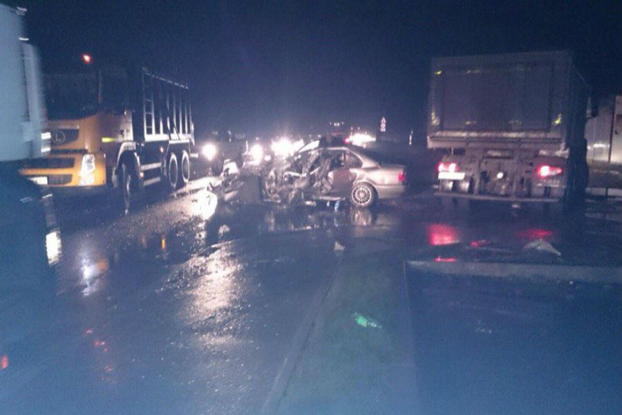 Очевидцы: под Калининградом «БМВ» врезался в фуру, пострадал водитель (фото)