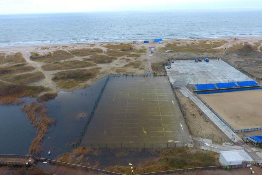 Вода продолжает прибывать на затопленные променад и парковку в Янтарном (фото)