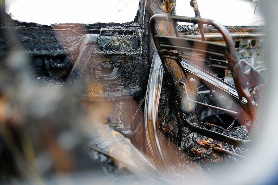 Житель Полесска сжег соседу машину