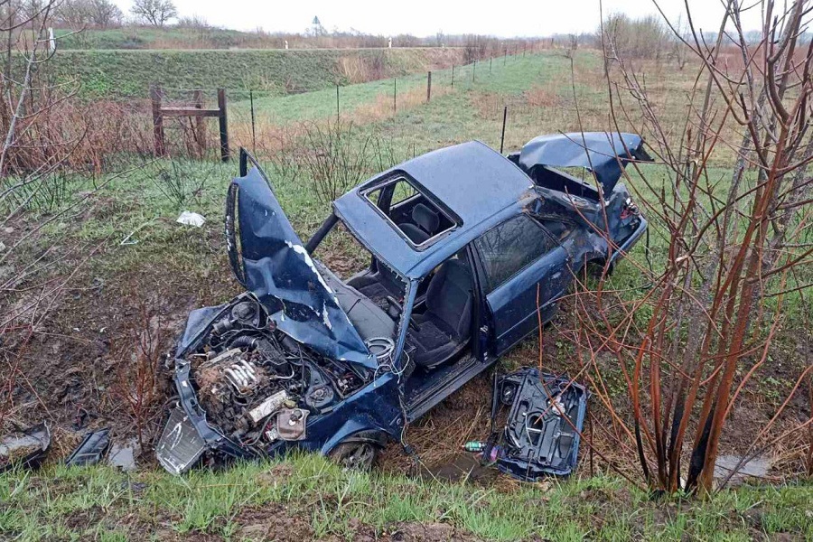 В 4 часа утра под Неманом разбилась «Ауди», пострадали двое (фото)
