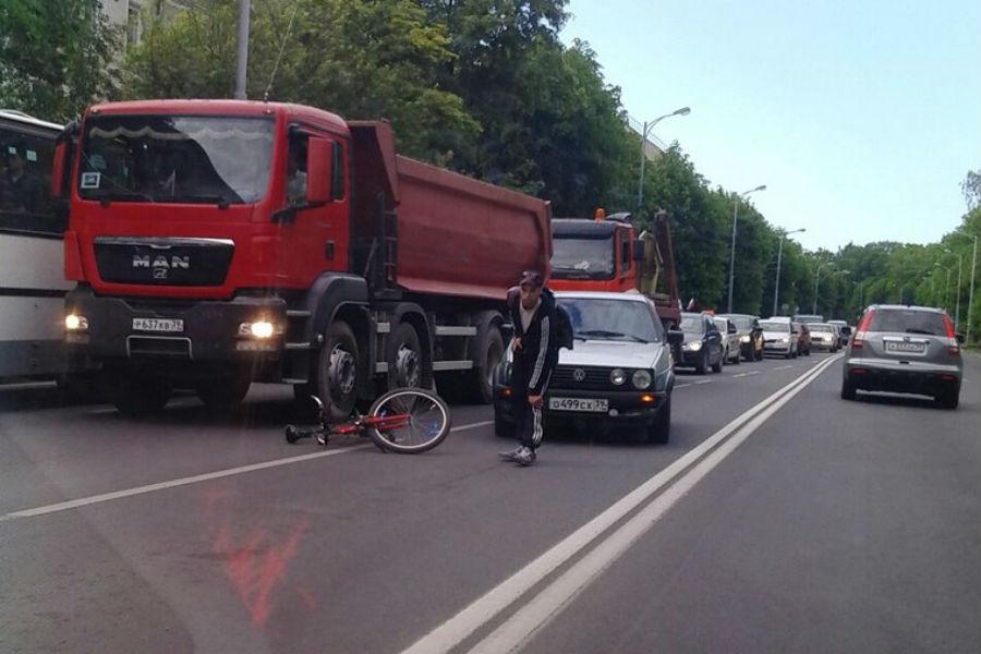 На Невского легковушка сбила велосипедиста (фото)
