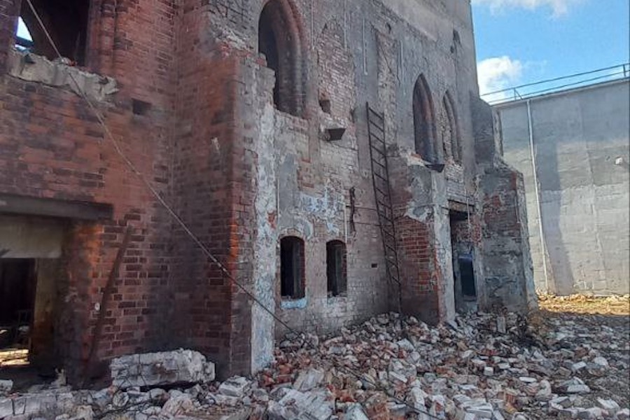 Очевидцы: в Черняховске разбирают кирху Меланхтон (фото)