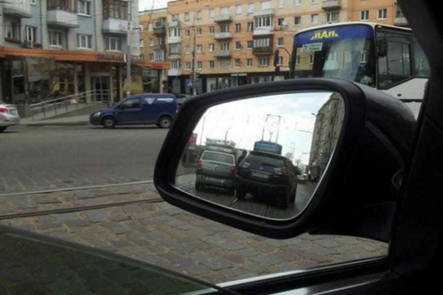 На Ленинском проспекте столкнулись «Лексус» и «Рено» (фото)
