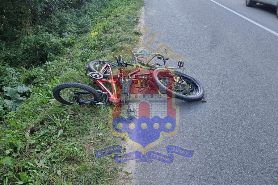 Под Гвардейском «Шевроле» сбил двоих велосипедистов и скрылся (фото)