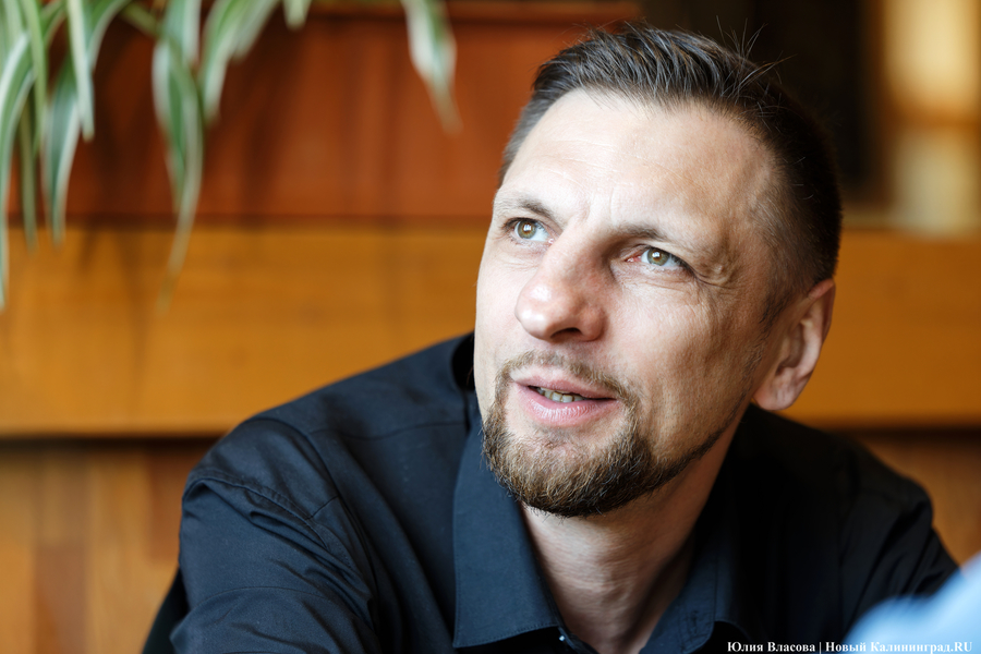 «Адекватный абсурдист»: интервью с поэтом и современным художником Александром Дубровским 