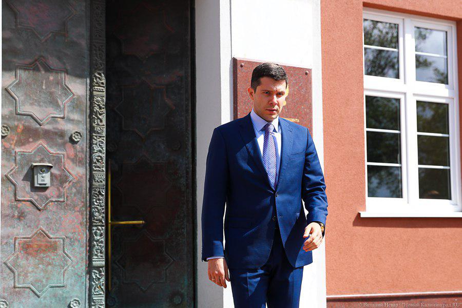 Алиханов заявил, что власти получили «лимузин» от «Автотора» как пожертвование