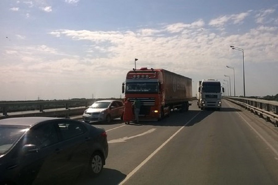 Из-за ДТП на Берлинском мосту заблокированы две полосы (фото)