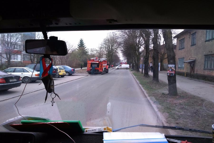 Водители: пожарные перекрыли ул. Красносельскую из-за горящего дома (фото)