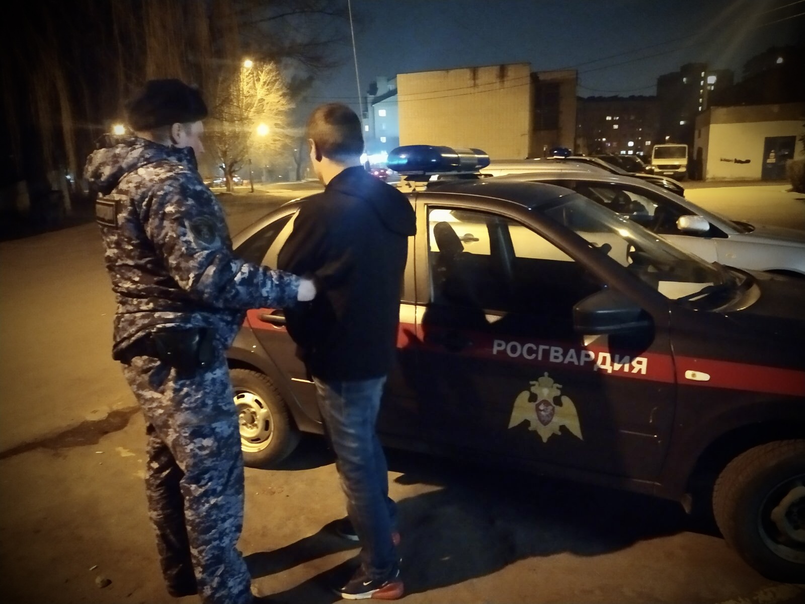 Росгвардия: дебоширивший в гостинице калининградец пытался сбежать «по балконам»