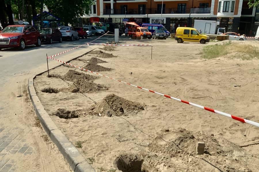 Территорию около центрального спуска к морю в Светлогорске начали огораживать забором