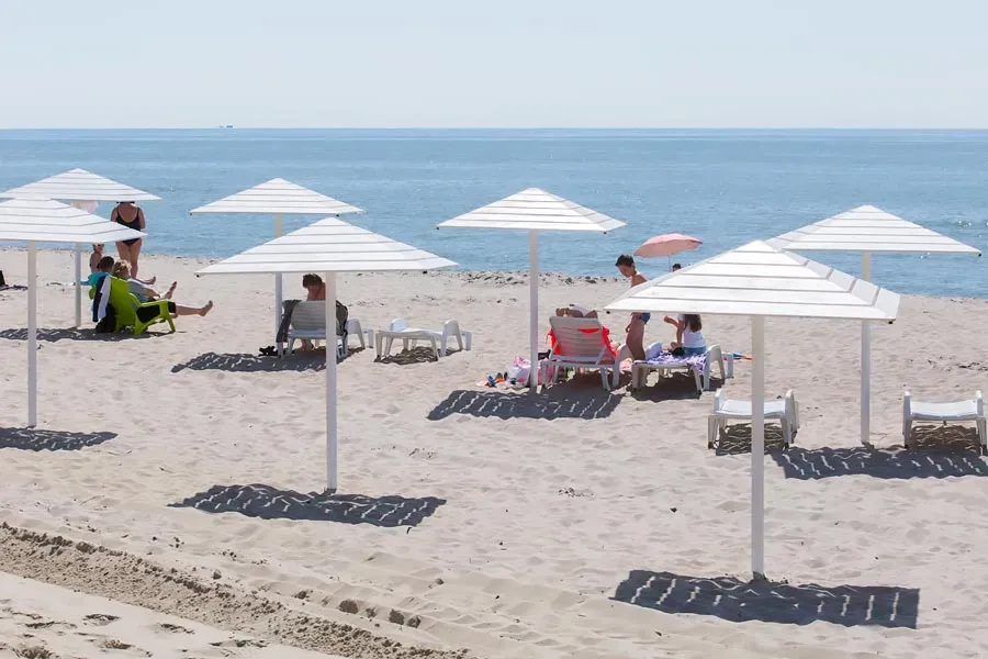 Власти Янтарного: глэмпинг «Море рядом» не нарушает права отдыхающих на пляже
