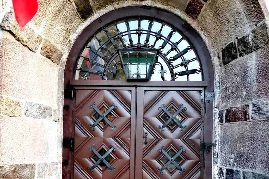 В здании Дома Культуры под Зеленоградском отреставрировали историческую дверь (фото)