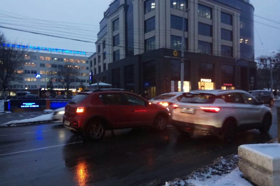 Театральная «встала» из-за ДТП (фото)