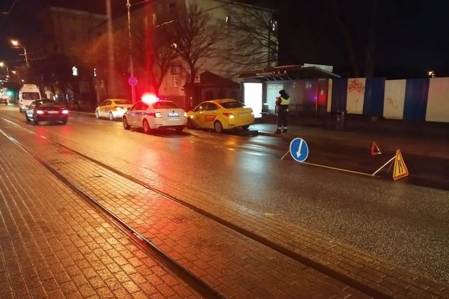 На Черняховского таксист сбил женщину, которая шла к трамваю (фото)