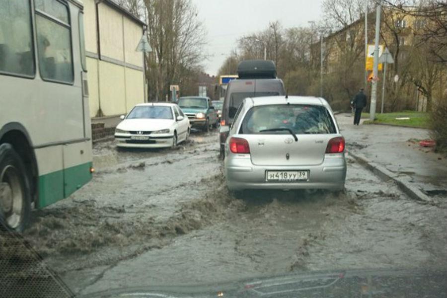 Движение по ул. Нарвской в Калининграде затруднено из-за огромных луж (фото)