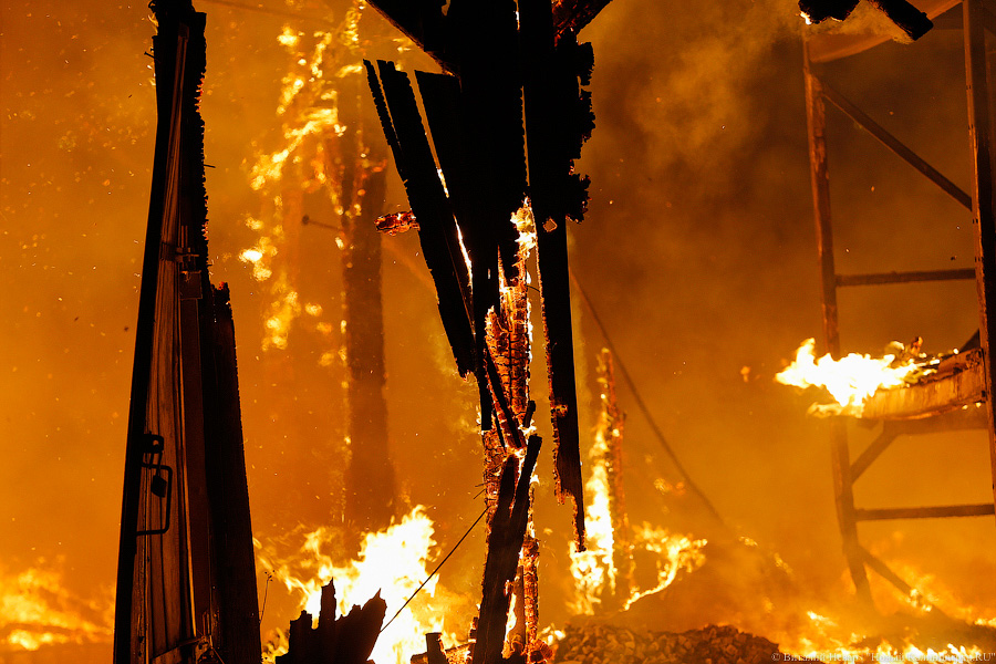 С родителей двух школьников требуют почти 3,8 млн рублей за сгоревший навес с сеном