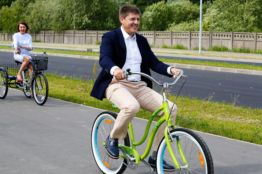 Рядом с озером Поплавок начали монтировать детскую площадку