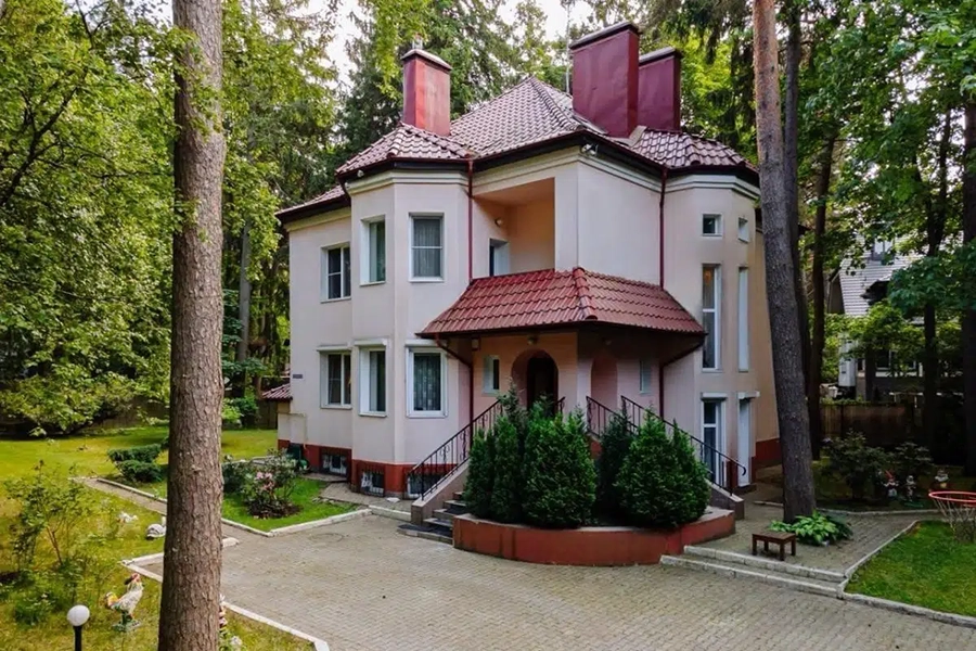 Роскошь, камины и резные двери: топ-5 самых дорогих домов Светлогорска
