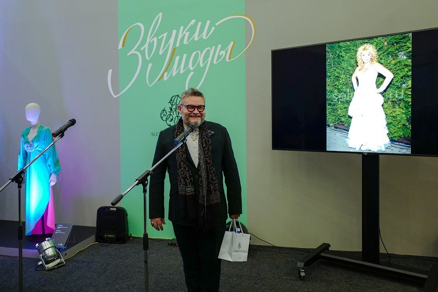 Кадышева в перьях: Александр Васильев привёз в Калининград платья российских певиц