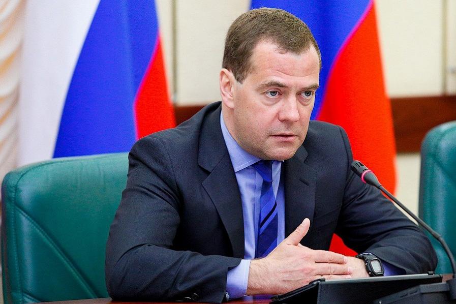 Медведев: покупать для России продукты в других странах неправильно