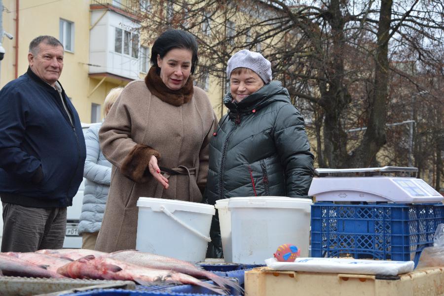 Елена Дятлова посоветовала бороться с нелегальной торговлей по рецепту Сергея Есенина