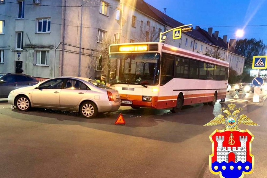 На ул. Гагарина автомобиль столкнулся с рейсовым автобусом, есть пострадавший (фото)