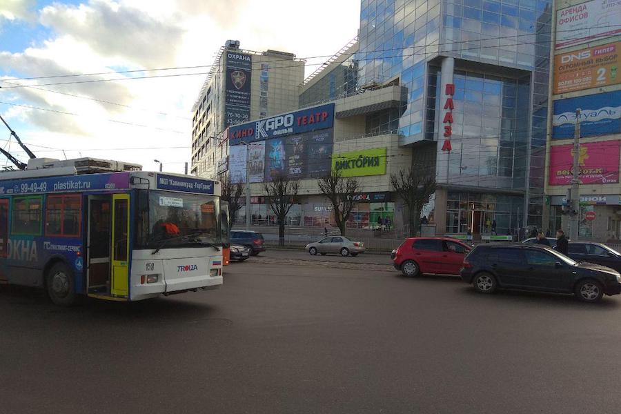 На Ленпроспекте столкнулись троллейбус и авто, движение затруднено (фото)
