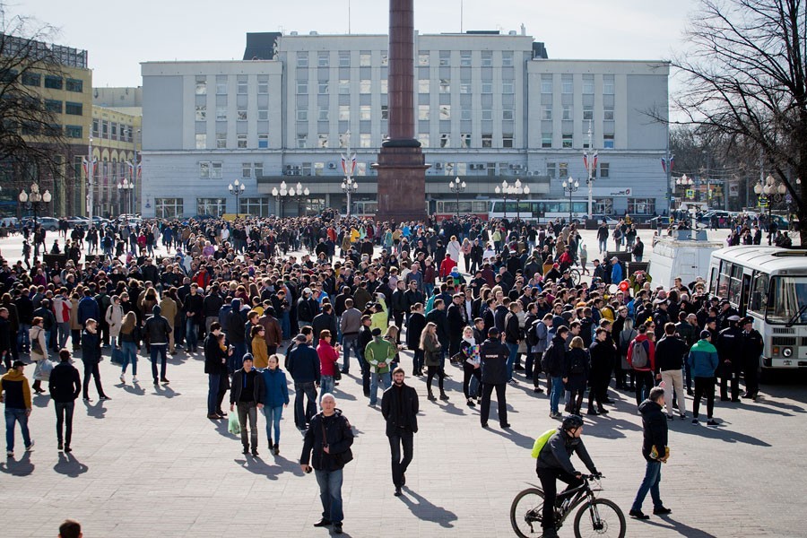 Кремль рекомендовал школам не наказывать учащихся, вышедших на митинги 26 марта