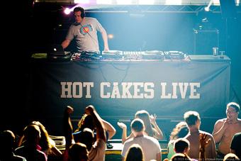Как горячие пирожки: на «Вагонке» выступили «Hot Cakes»