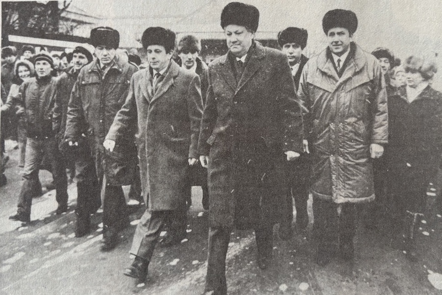 Визит Ельцина и чехарда с утюгами: о чём писали газеты 35 лет назад