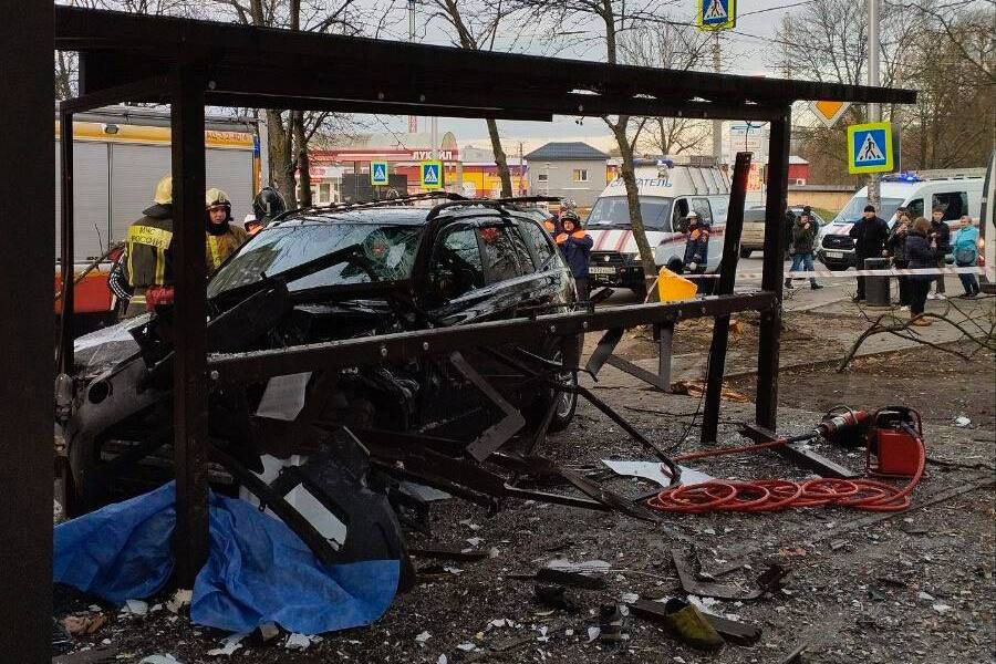 По факту ДТП с въехавшей в остановку «БМВ» возбудили уголовное дело (видео)