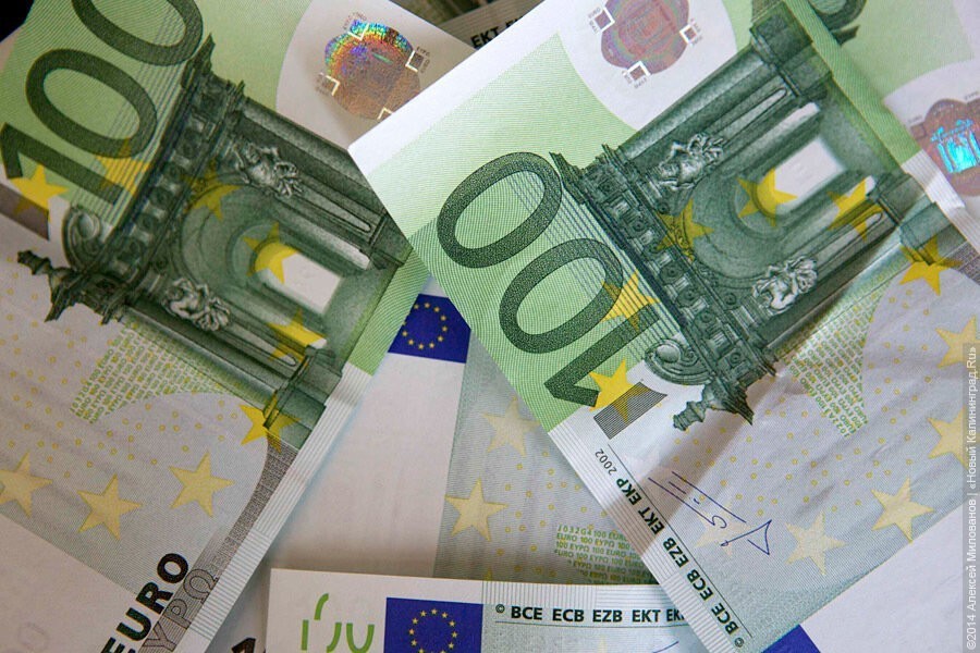 Банк России повысил курсы доллара и евро на 2,5 рубля