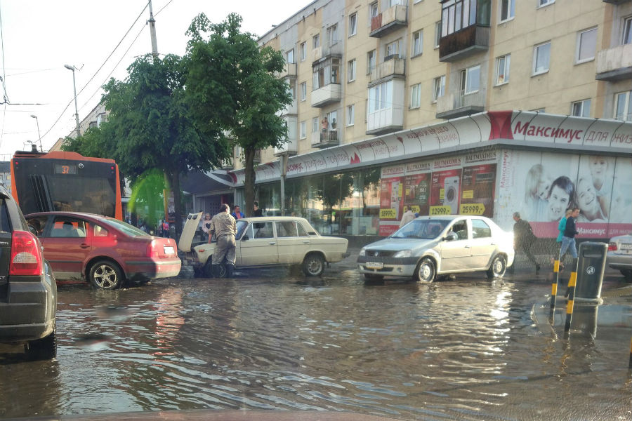 После ливня Ленинский проспект снова затопило (фото, видео)
