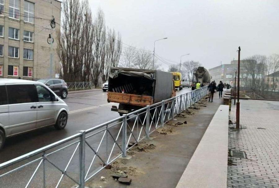 В центре Калининграда снова устанавливают дорожные ограждения (фото)