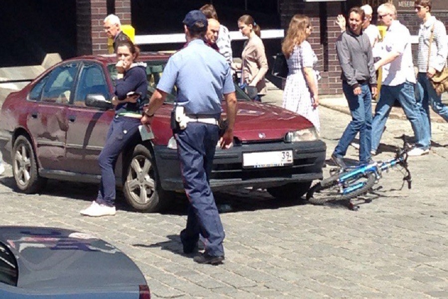 В центре Калининграда женщина на красной «Хонде» сбила велосипедиста (фото)